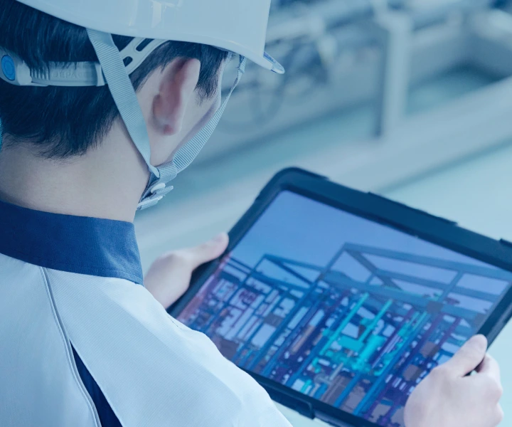 タブレットを見るエンジニア