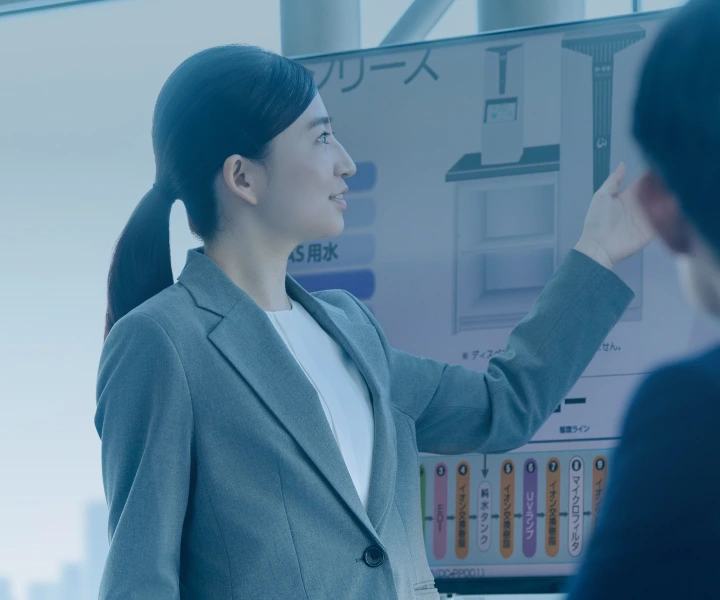 モニターを操作する社員